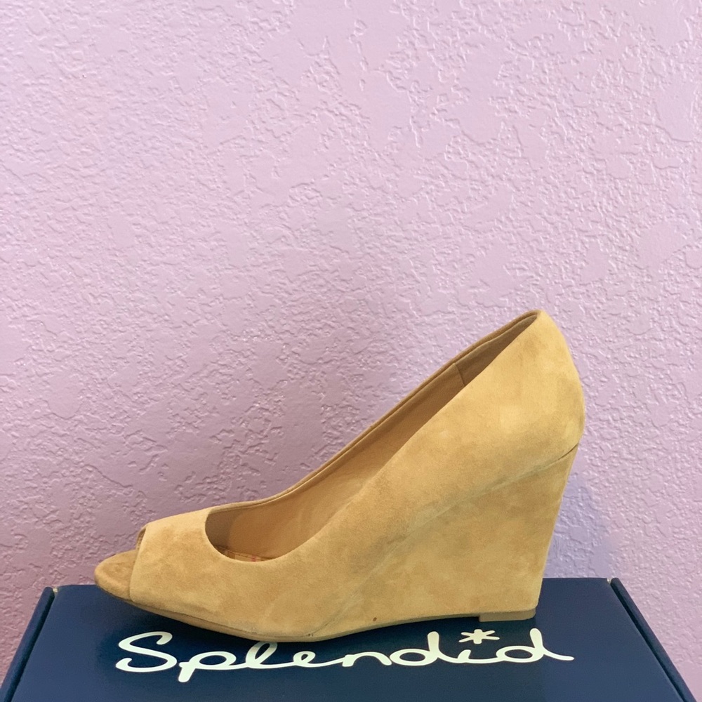 * Brand New * Splendid Caramel Suede Wedge Pump